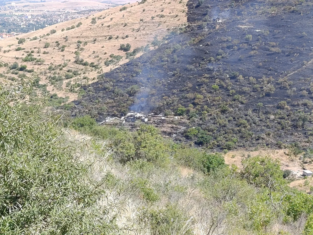 Afyon'da Yangın Bağ Evlerine Sıçradı