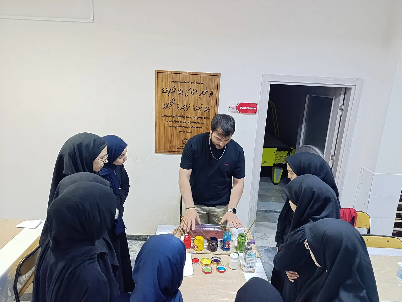 Emirdağ'da Aziziye Kız Hafızlık Kur'an Kursu Öğrencilerine 'Ebru Sanatı' Ve 'Kaligrafi' Etkinliği' İlgi Gördü