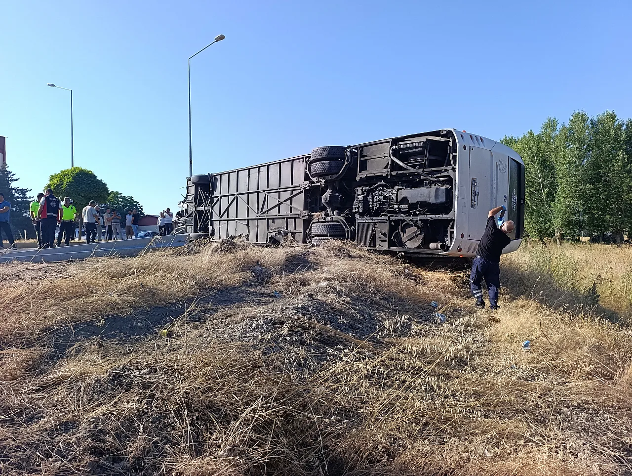 Afyon'da Yolcu Otobüsü Devrildi: 22 Kişi Yaralandı