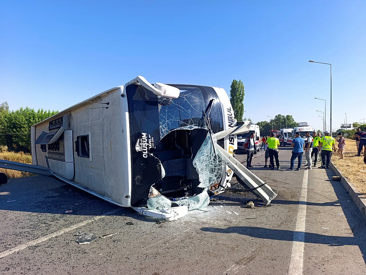 Afyon'da Yolcu Otobüsü Devrildi: 22 Kişi Yaralandı