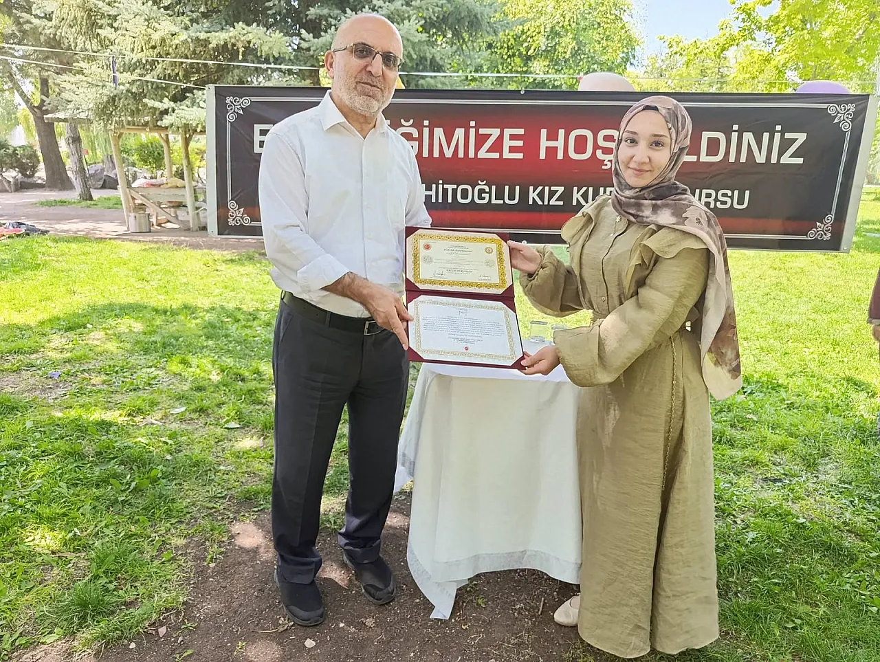 Başarılı Hafizelere Belgeleri Verildi