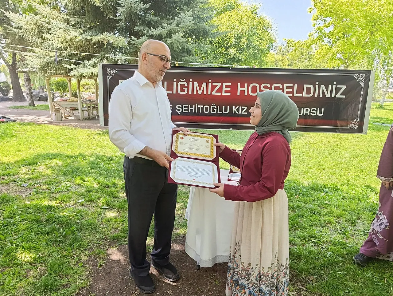 Başarılı Hafizelere Belgeleri Verildi