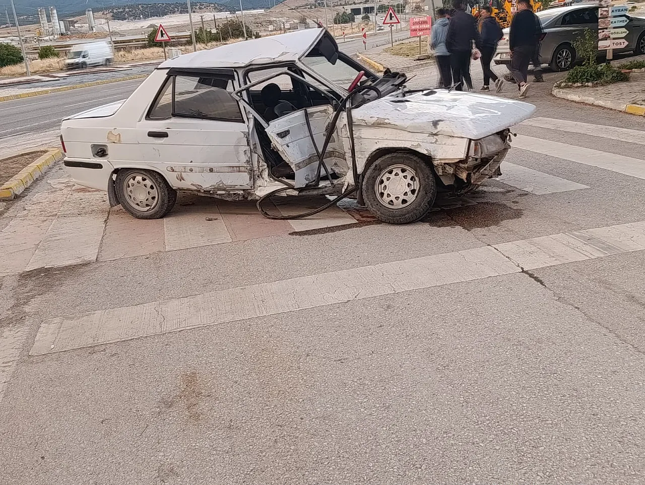 Afyon'da Kamyonet ile Otomobil Çarpıştı: 3 Yaralı