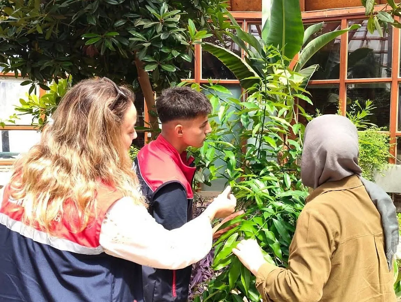 Öğrencilerden Tıbbi Ve Aromatik Bitkiler Merkez Müdürlüğünü Teknik Gezi