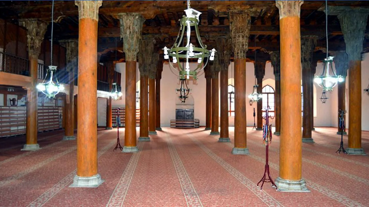 Afyon'un Simgesi Ulu Cami Duvarında Çirkin Görüntü!