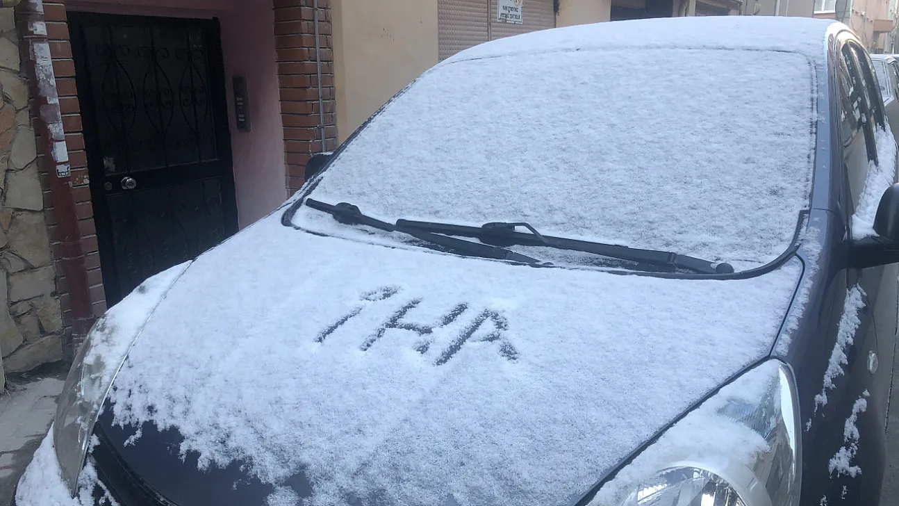 Eskişehir'de Araçlar Karla Kaplandı