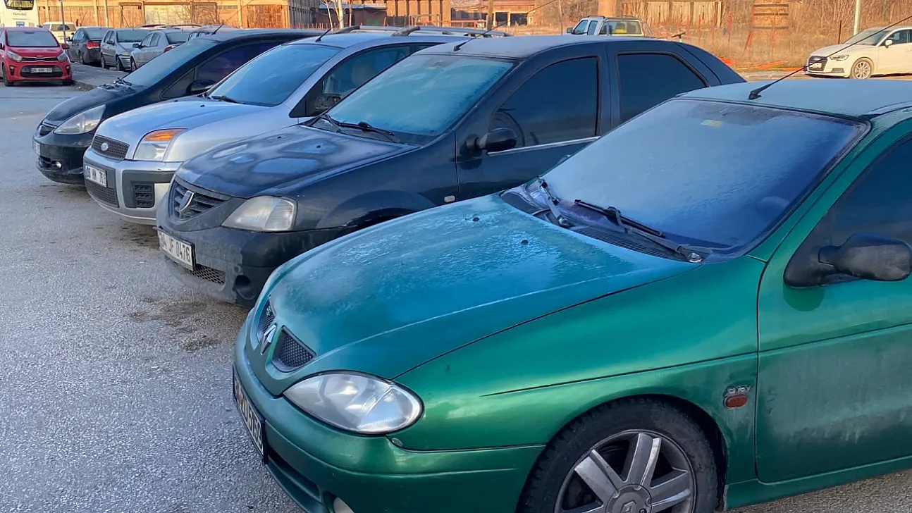 Hava Sıcaklığı Sıfır Derecenin Altına Düştü, Araçlar Buzla Kaplandı