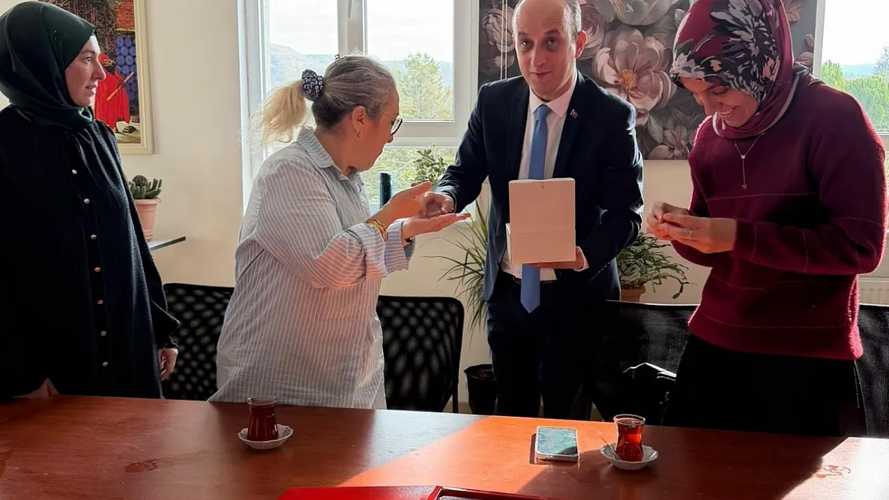 Hisarcık'ta Öğretmenlere Türk Bayrağı Rozeti Hediye Edildi