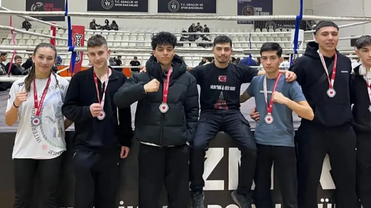 Madalyalara Demir Yumruk Damgası