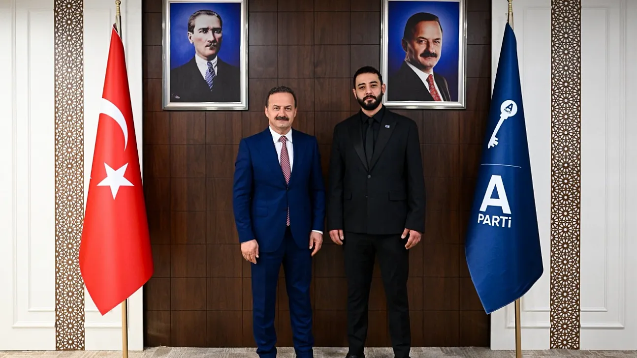 Mehmet Şef'in Oğlu Parti Rozeti Taktı