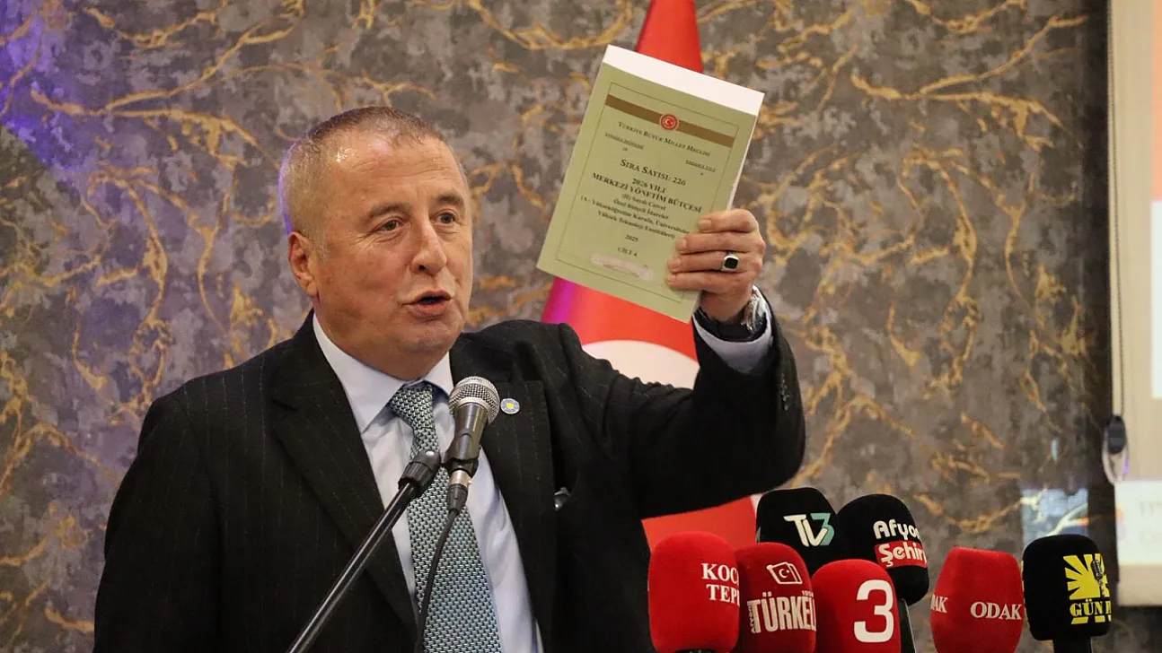 'Üçü Birarada Poz Veren İktidar Vekilleri, Peşinizdeyim'