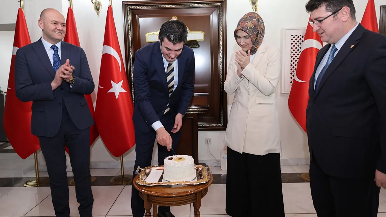 Valilikte Pasta Kesildi: Afyonkarahisar'da Terfi Sevinci