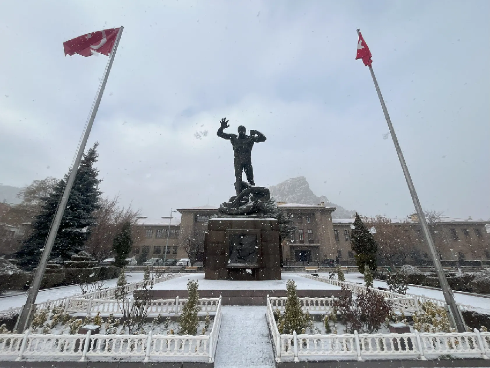 Afyon, Güne Beyaz Bereketle Uyandı