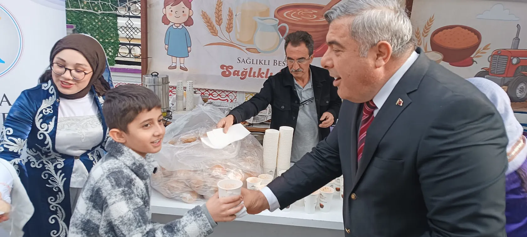 Afyon'da Milli Eğitim Müdürü'ne Öğrencilerden Sevgi Seli