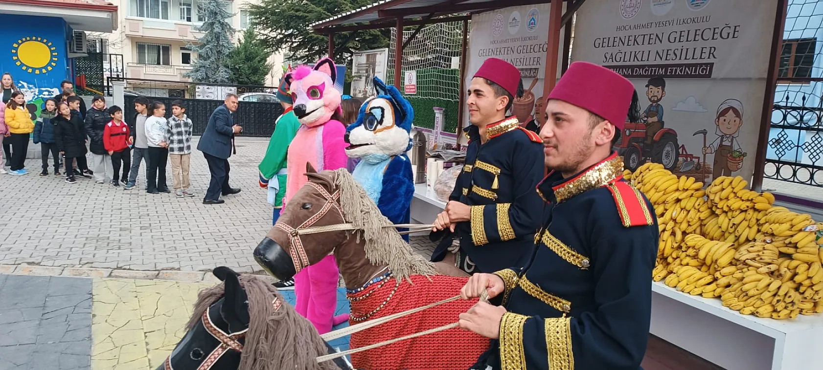 Afyon'da Milli Eğitim Müdürü'ne Öğrencilerden Sevgi Seli