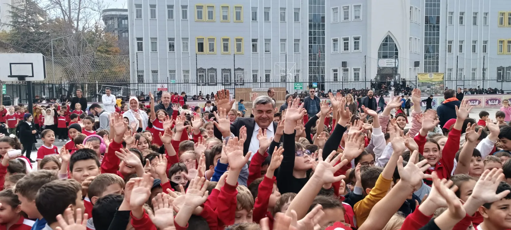 Afyon'da Milli Eğitim Müdürü'ne Öğrencilerden Sevgi Seli