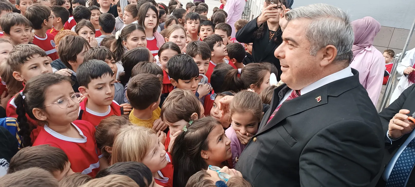 Afyon'da Milli Eğitim Müdürü'ne Öğrencilerden Sevgi Seli