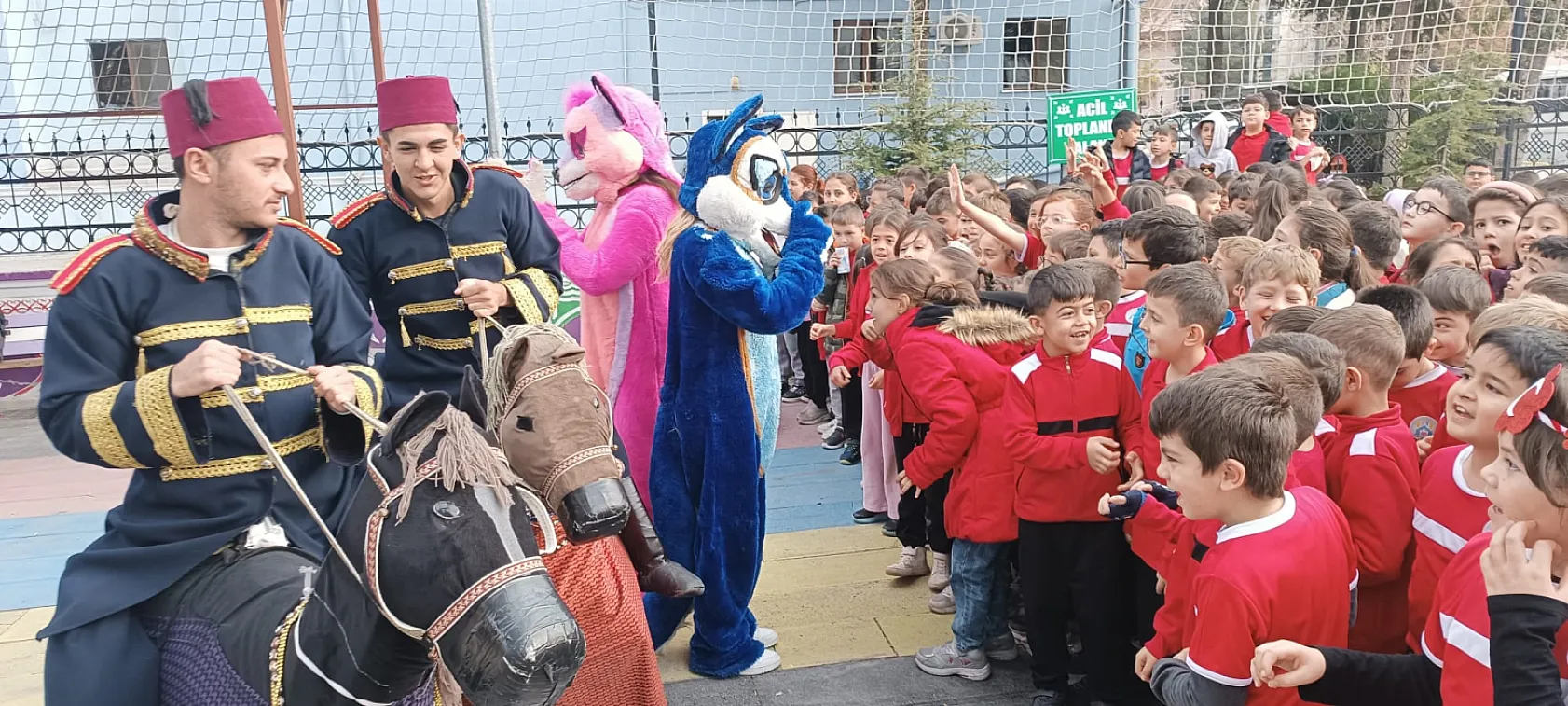 Afyon'da Milli Eğitim Müdürü'ne Öğrencilerden Sevgi Seli