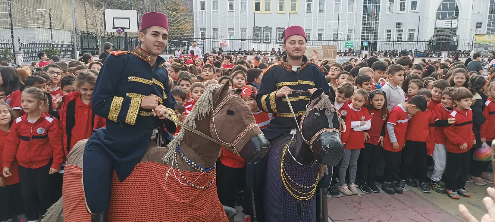 Afyon'da Milli Eğitim Müdürü'ne Öğrencilerden Sevgi Seli