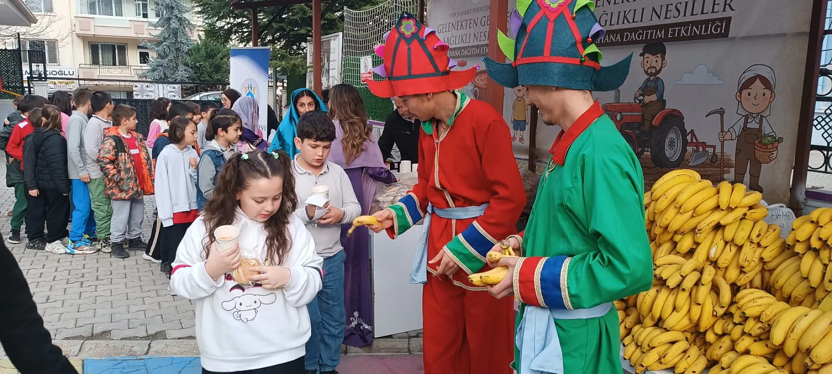 Afyon'da Milli Eğitim Müdürü'ne Öğrencilerden Sevgi Seli