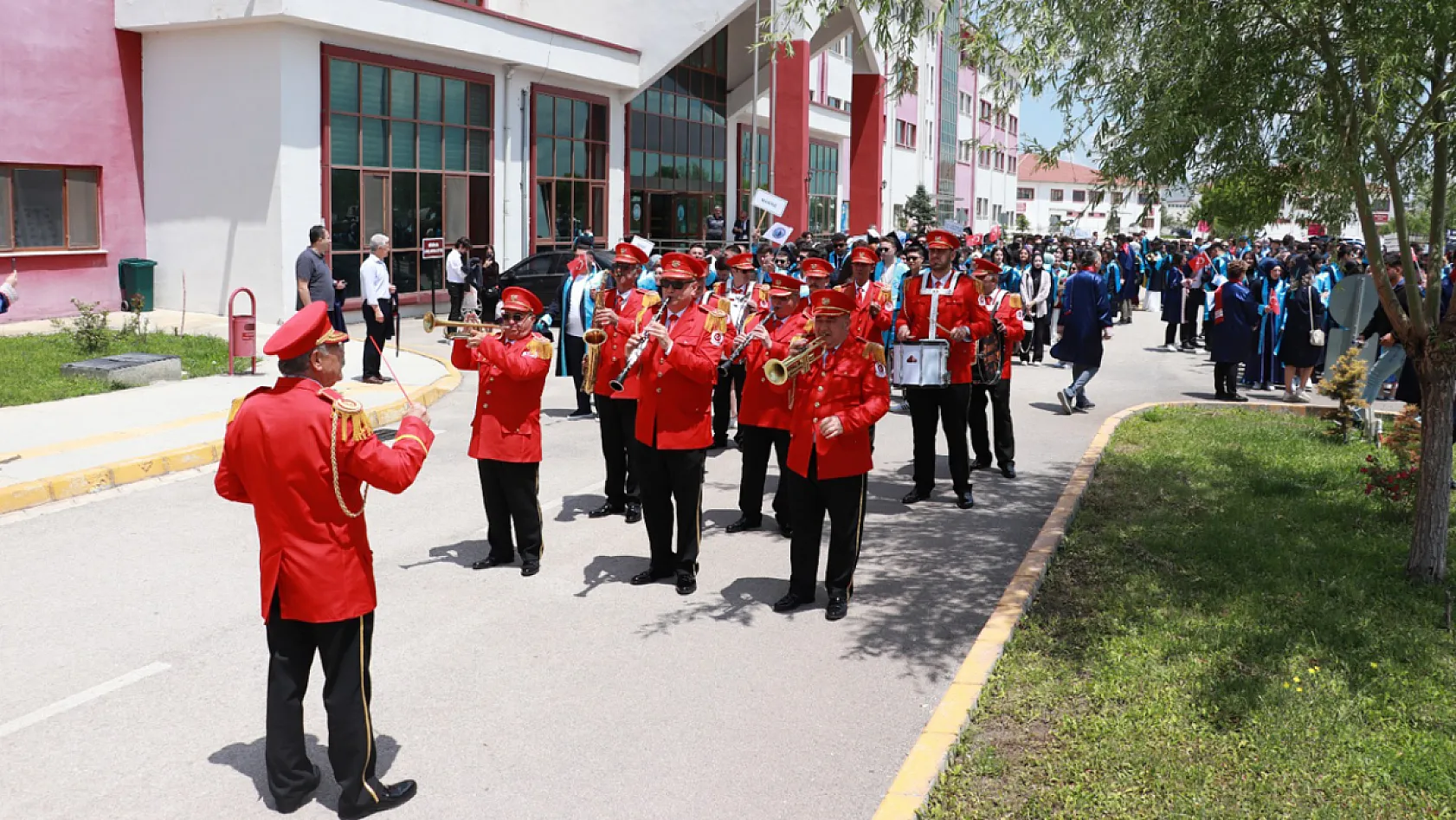 Afyon MYO'da 49'uncu Yıl Gururu, Mezuniyet Töreni İle Taçlandı