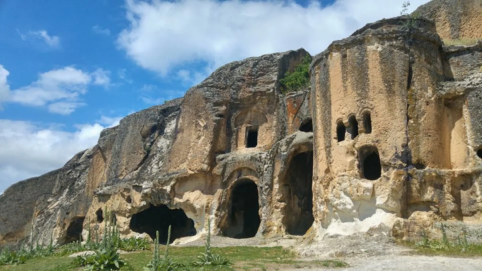 Afyon'da Bir Garip Mezar…