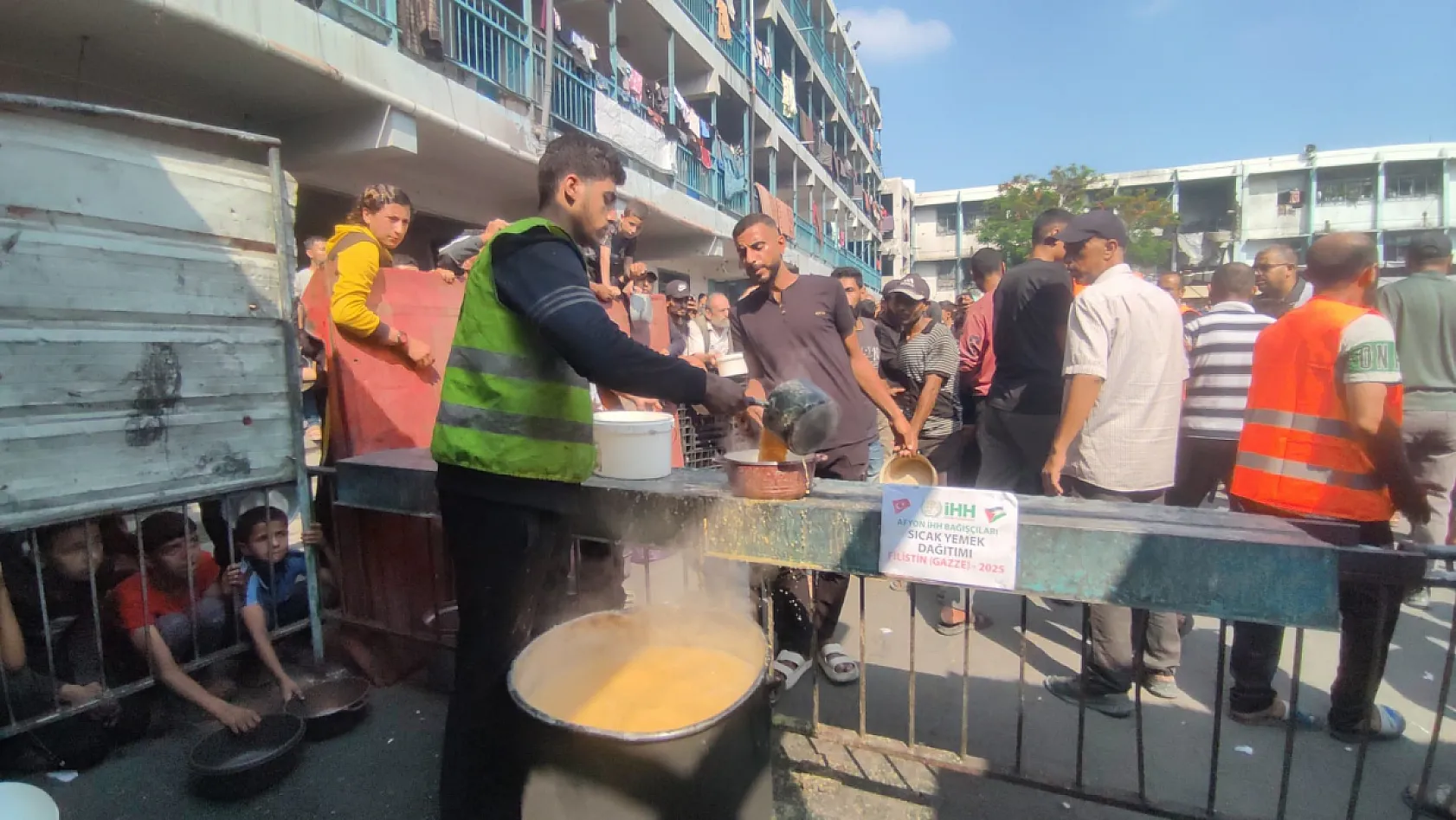 Gazze'deki Çocuklara Sıcak Yemek Afyon'dan Gitti