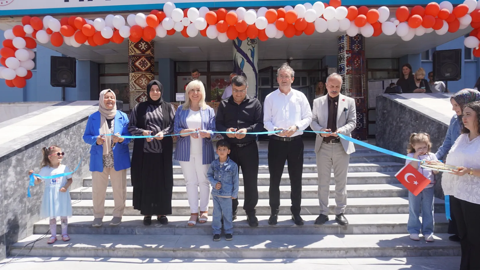 HEM'de Çocukların Gönlü Alındı, Üretenler İçin Vitrin Açıldı