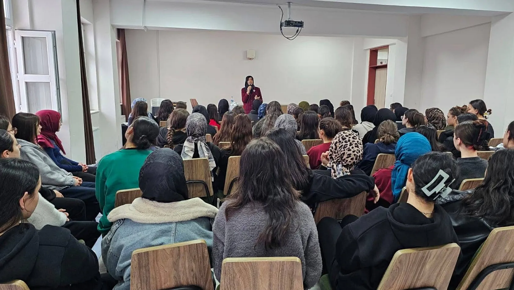 Afyon'da Kız Öğrencilere 'Örnek Ahlak' Semineri Verildi