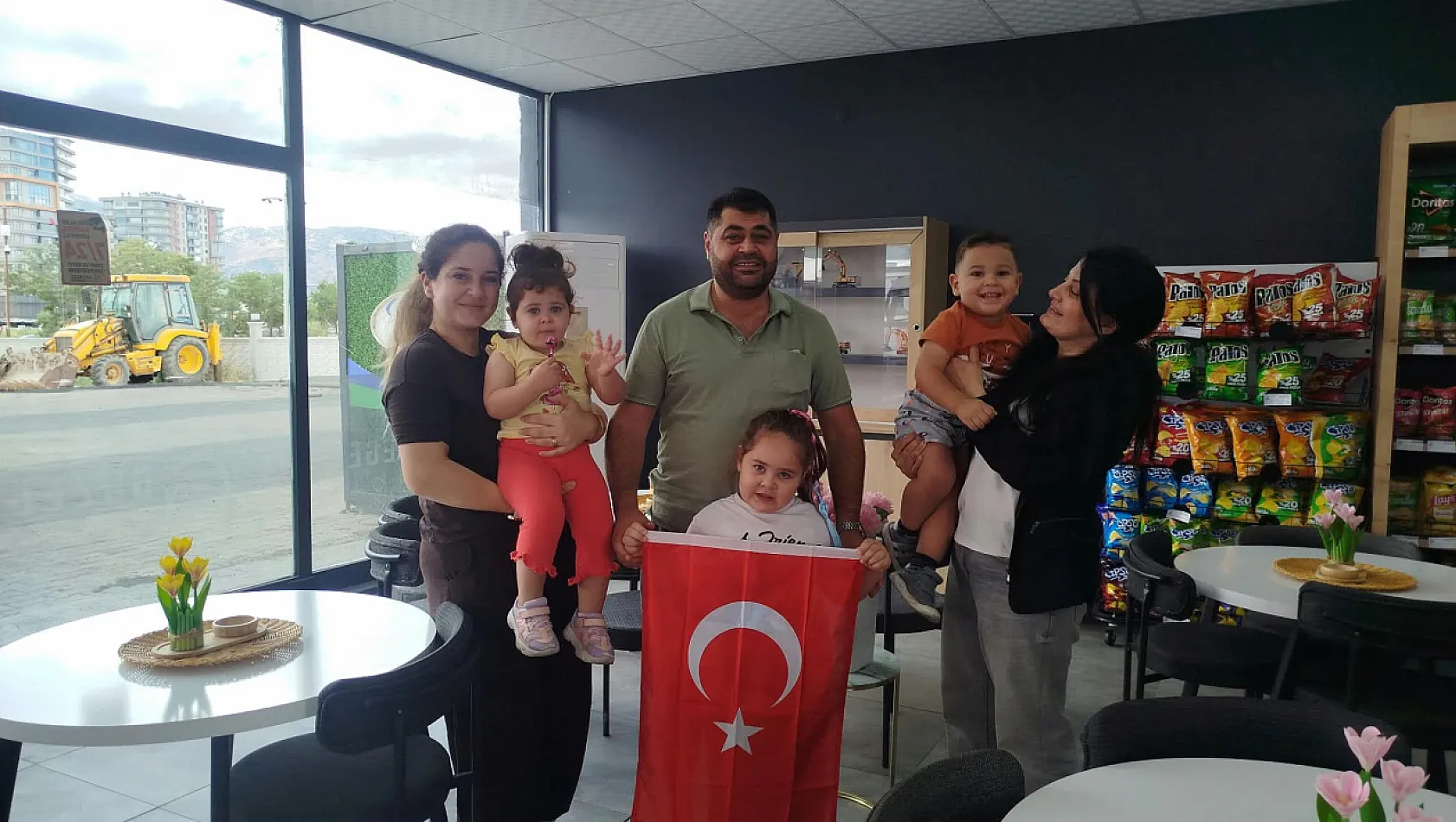 Akaryakıt İçin Gelen Misafirlere Zafer Bayramı Hediyesi