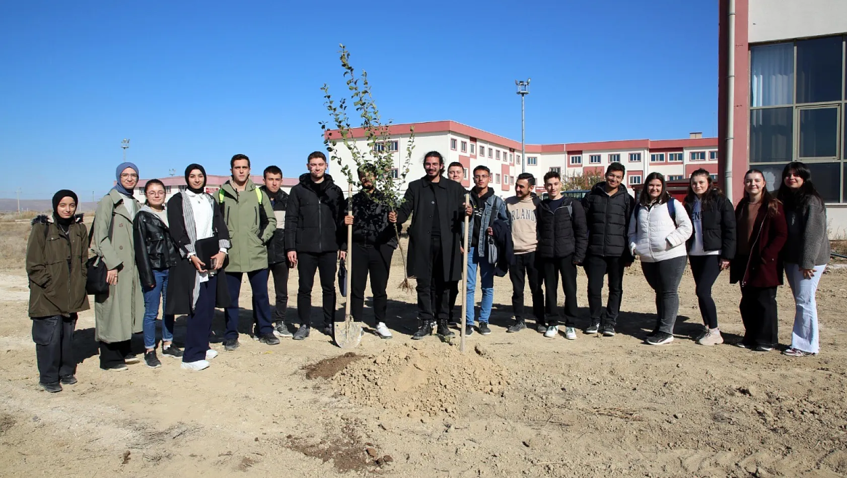 AKÜ'de Mühendis Adayları Fidan Dikti