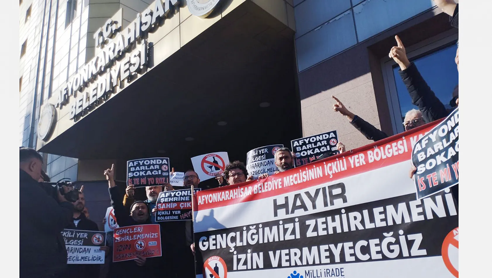 Belediye'ye 'Alkol Ruhsatı' Protestosu