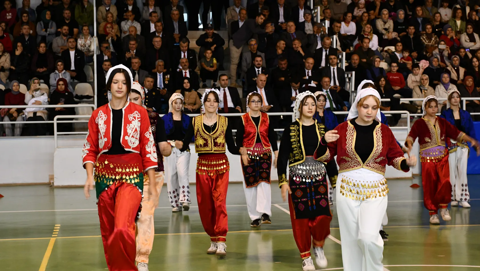 Bilecik'te Hava Koşulları Planları Değiştirdi! 29 Ekim Coşkusu Salonda Yaşandı