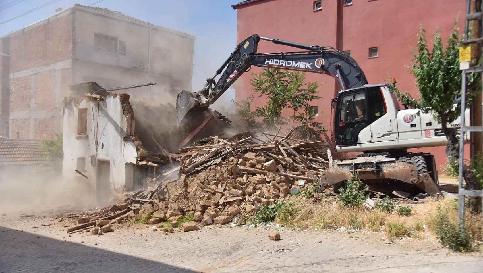Bilecik'te Metruk Binalar Yıkılıyor