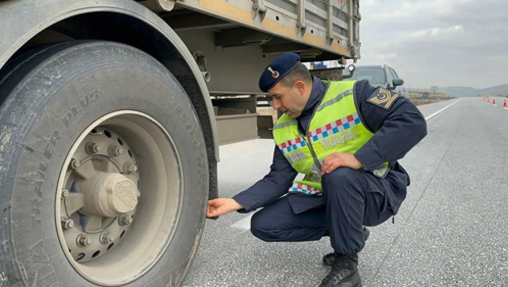 Bolvadin'de Ticari Araçlara Yönelik Kış Lastiği Denetimi