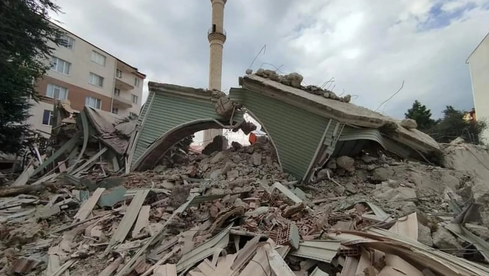 Depreme Dayanıksız Camii Yıkıldı, Hayırseverlerin Desteği Bekleniyor