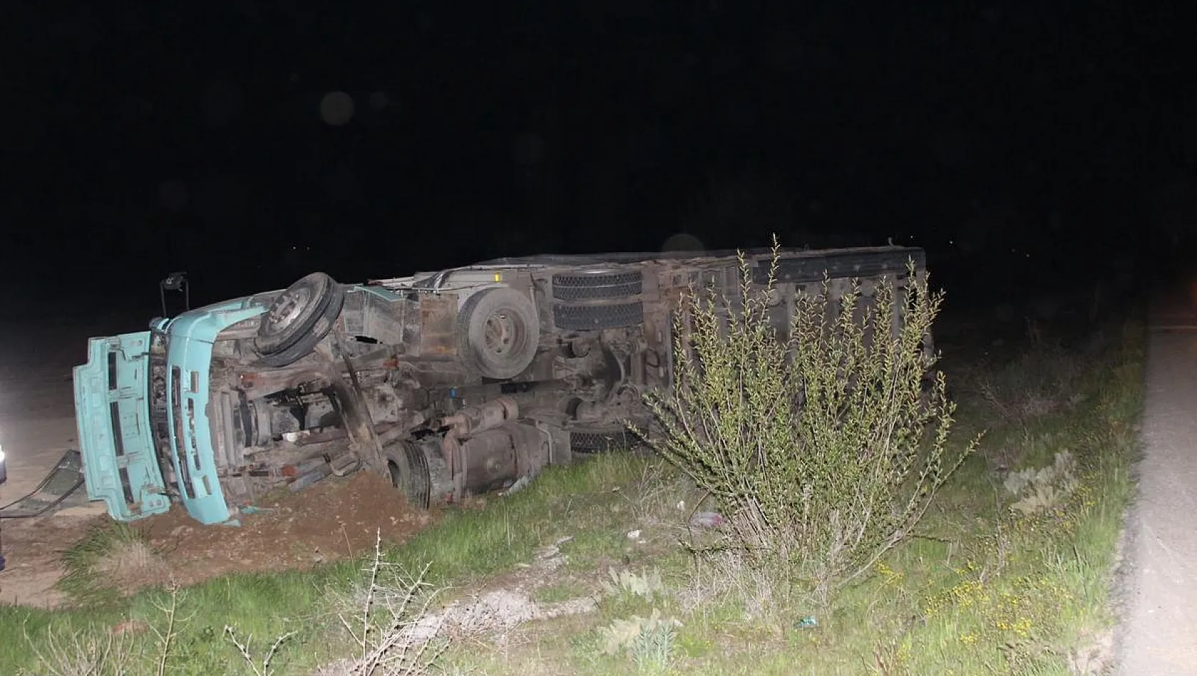 Devrilen tırdan tarlaya saçılan 20 ton kepek ziyan oldu