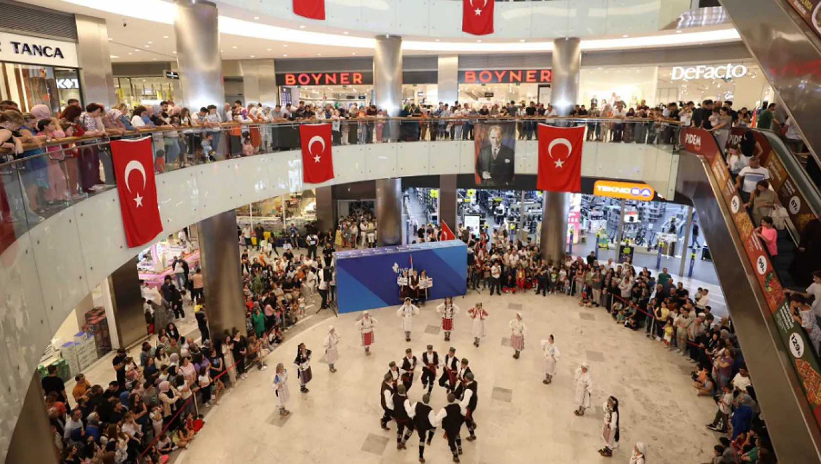 Halk Oyunları Festivali Coşkusu Sürüyor