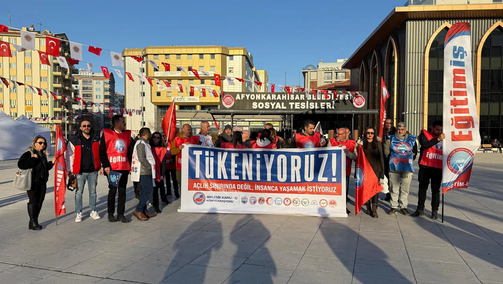 'İnsan Onuruna Yaraşır Ücretler İstiyoruz'