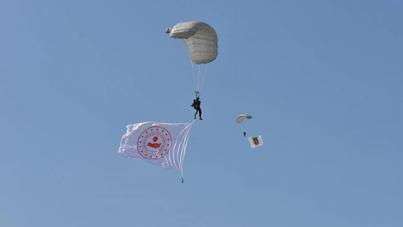 Jandarma ve TSK'dan nefes kesen paraşüt gösterisi