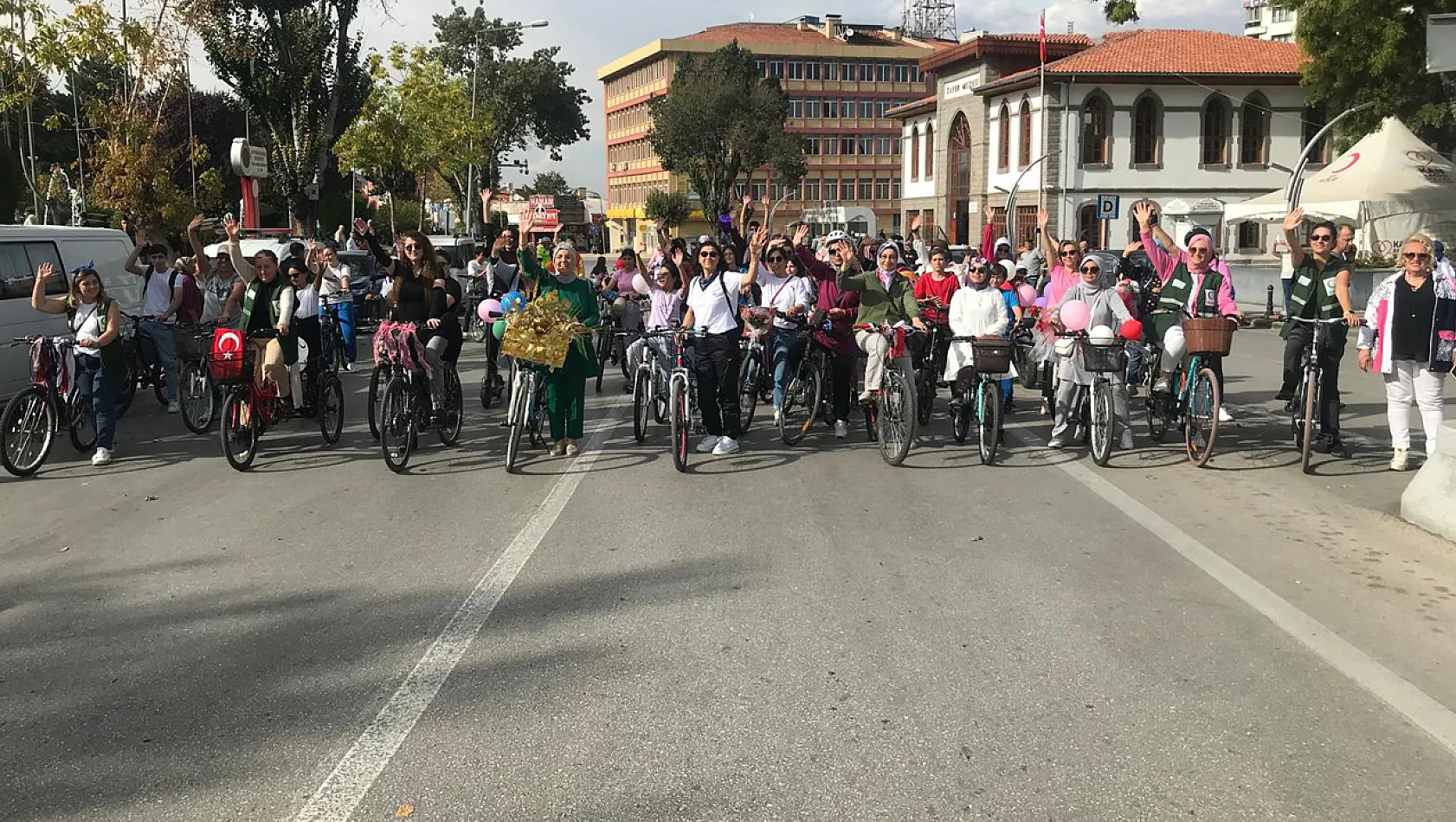 Kadınanalar Afyon'da Bisiklet Turu Yaptı