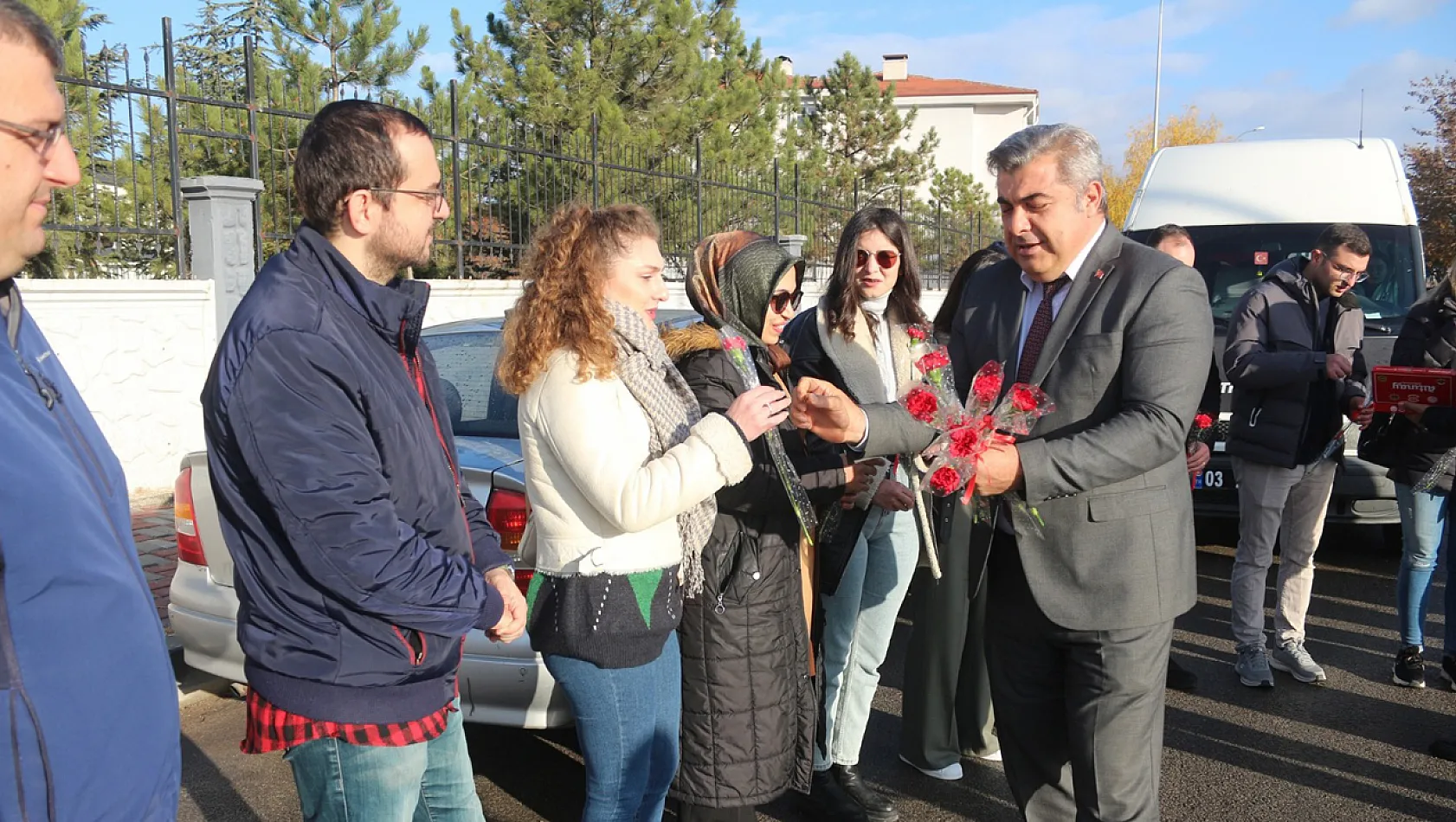 Müdür Sünnetci'den Genç Öğretmenlere Jest