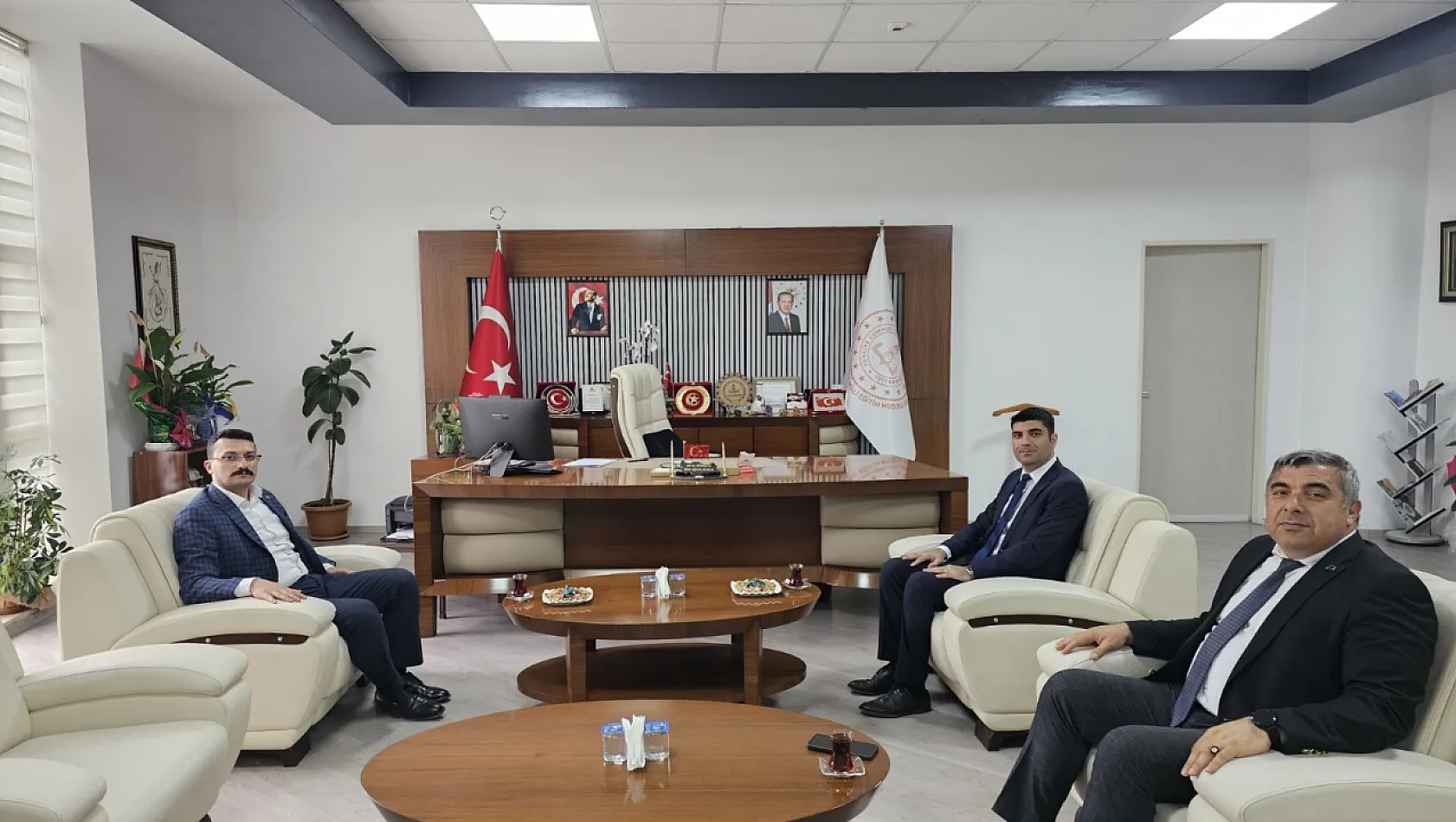 Müdür Sünnetci, Kaymakamlarla Görüştü