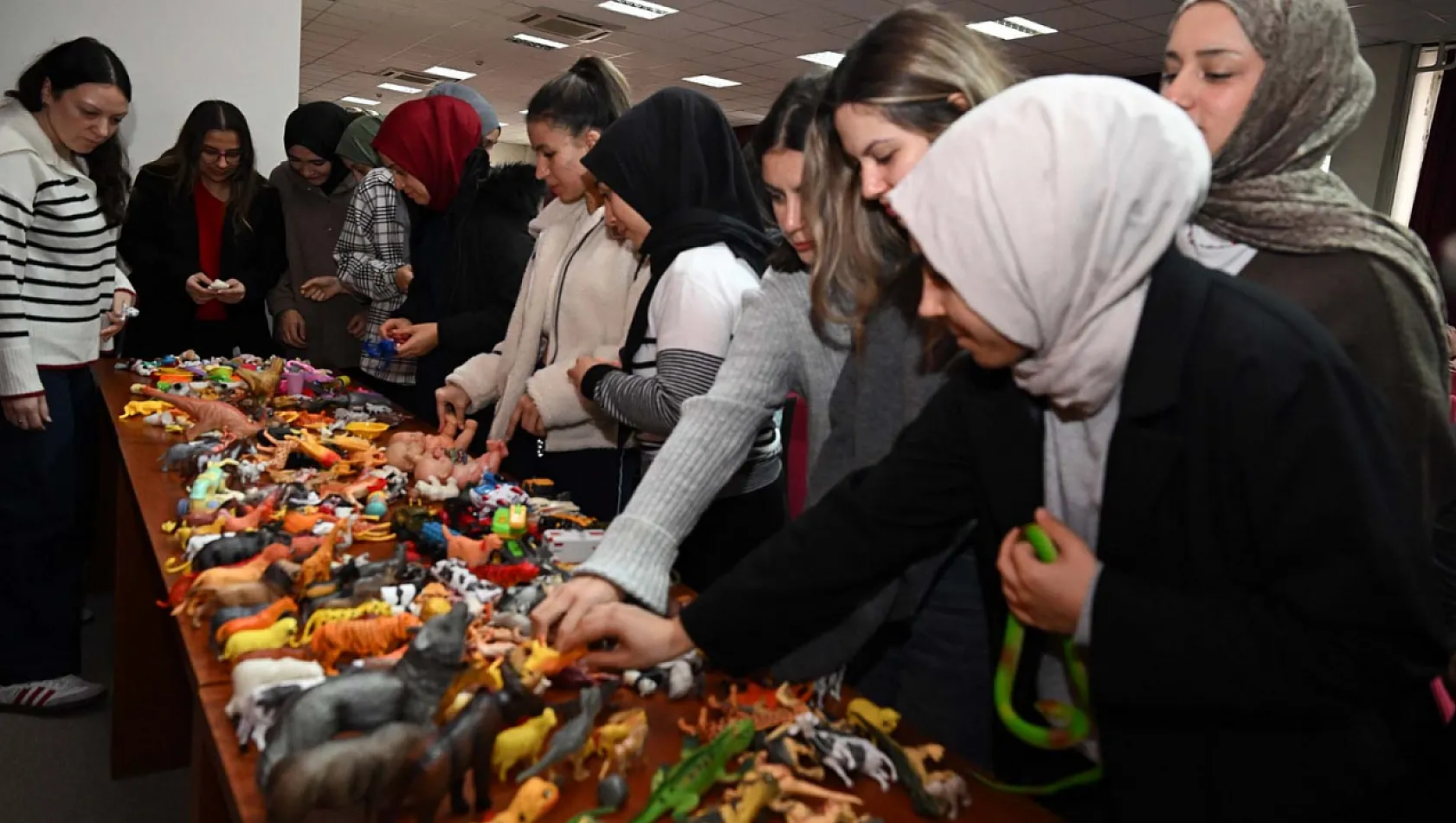 Öğrenciler Oyun Terapisini Tecrübe Etti