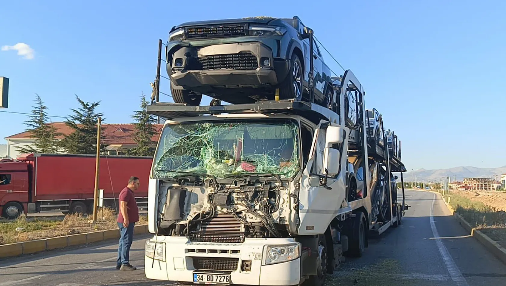 Sıfır SUV'lerin Taşıdığı Tırdan Korkunç Kaza: 2 Yaralı