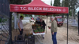 Mezarlık Ziyaretinde Bulunanlara Çiçek Sürprizi