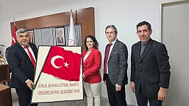 Özenle Hazırlanan Türk Bayrağı, Müdür Sünnetci'ye Takdim Edildi