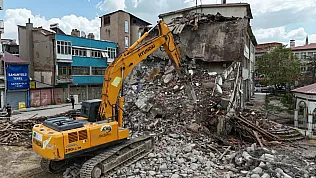Bolvadin'de Kentsel Dönüşüm Çerçevesinde Yıkım Çalışması Başladı