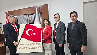 Özenle Hazırlanan Türk Bayrağı, Müdür Sünnetci'ye Takdim Edildi