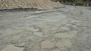 Seyitgazi-Kırka Yolu Köstebek Yuvasına Döndü! Sürücülerden Tepki Yağmuru